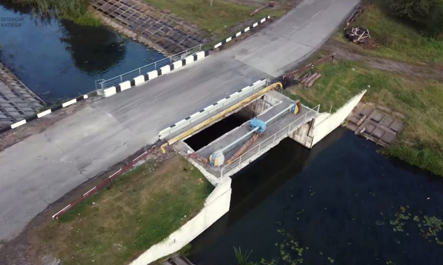 Под Киевом восстановили еще один подорванный россиянами мост, видео