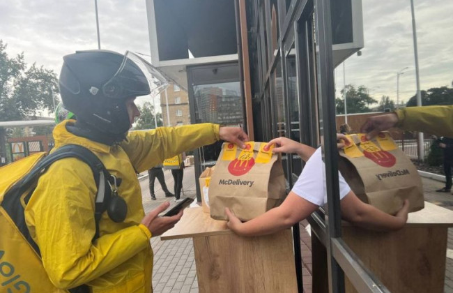 В Киеве заработали McDonald's: как выдают заказы, фото и видео