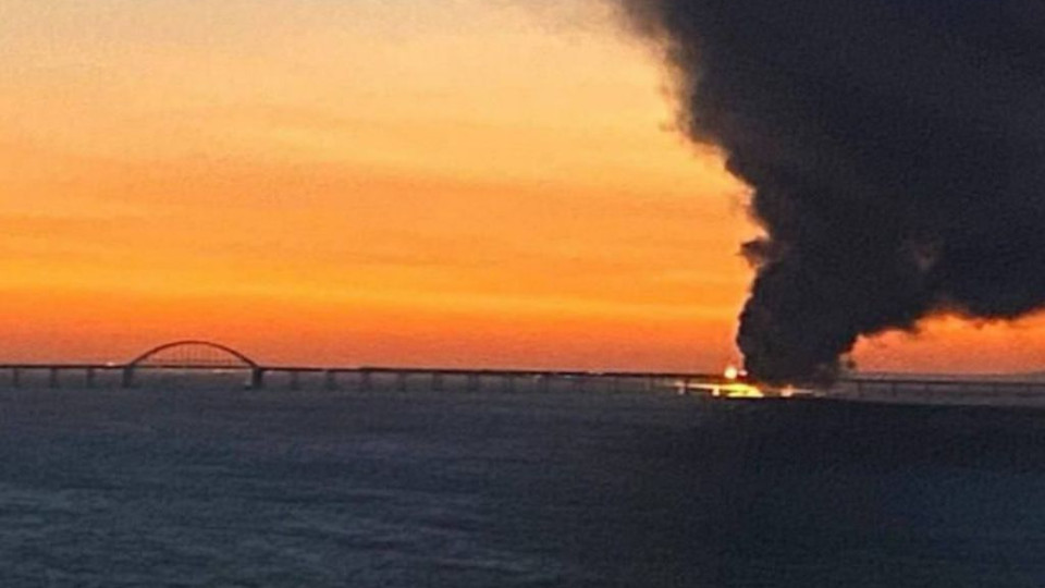 На Крымском мосту произошел мощный взрыв: появились фото и видео разрушений