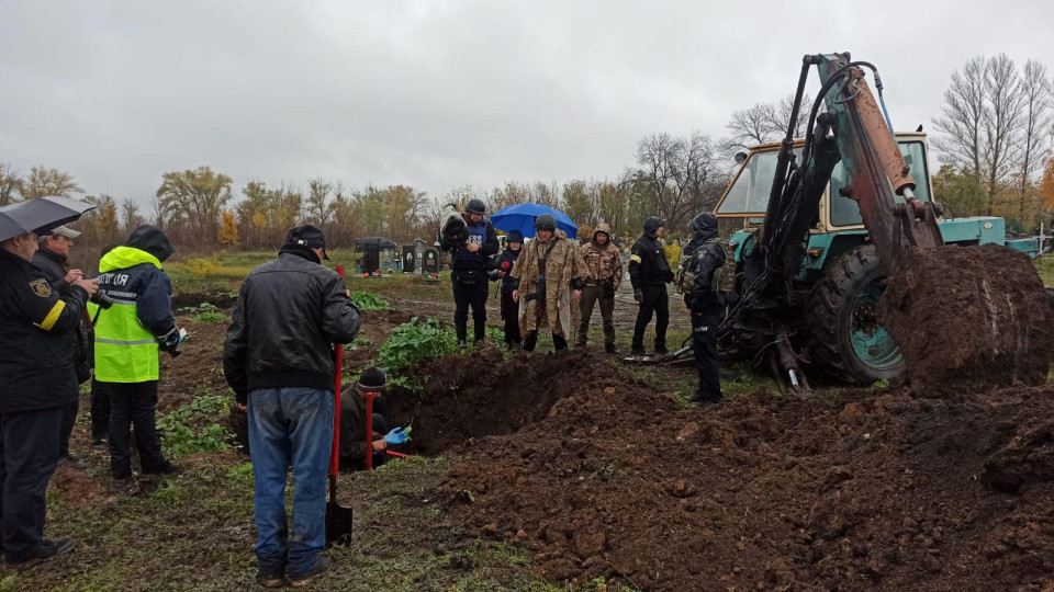 На Харківщині знайшли масове поховання українських захисників