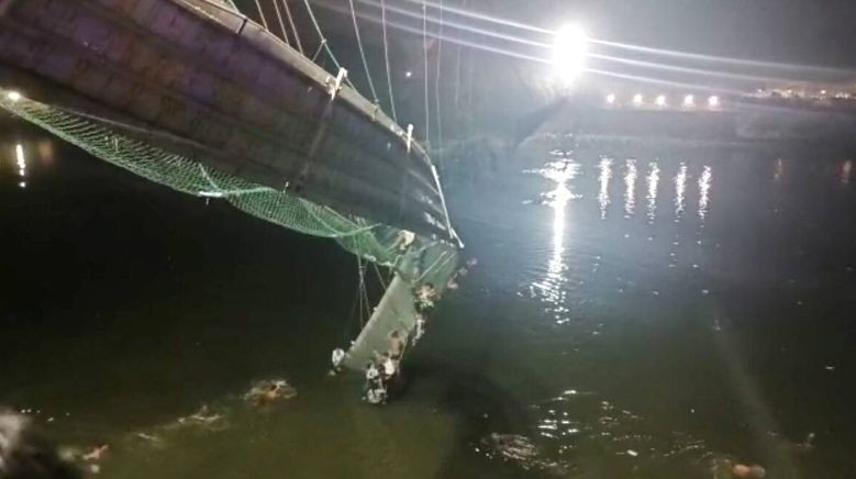 В Индии обрушился мост, на котором находилось 500 человек: много погибших
