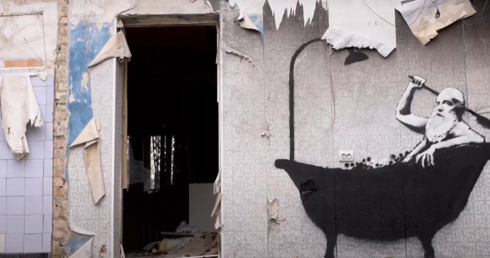 Бэнкси показал видео о том, как делал граффити в Украине