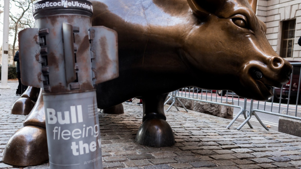 В Нью-Йорке разместили скульптуру российской ракеты у статуи разъяренного быка: детали
