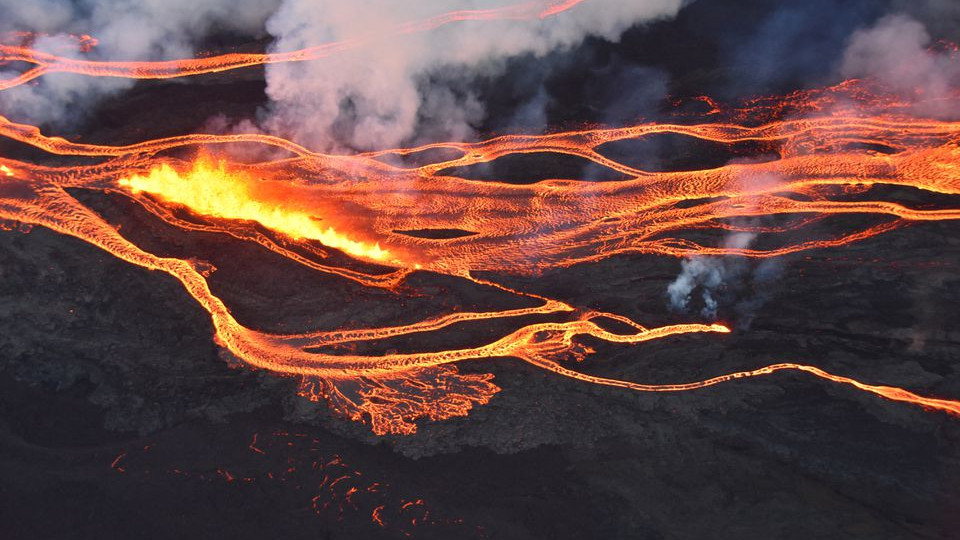 На Гавайях проснулся самый крупный действующий вулкан в мире – фото и видео