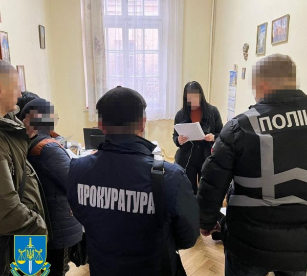 Во Львове задержали врача, которая требовала от военного ВСУ $200 взятки