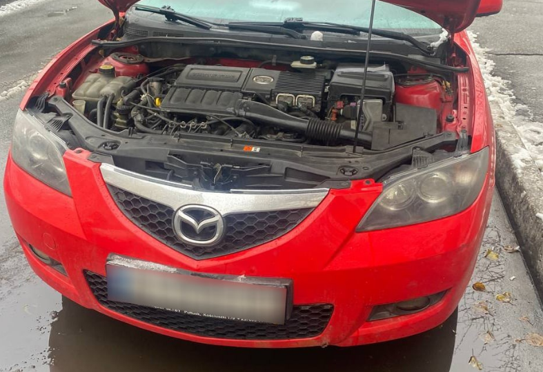 В Киеве патрульные остановили авто Mazda, которое двигалось с нарушением ПДД: оказалось, что оно разыскивается