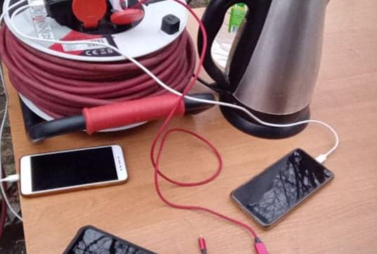 В Киеве спасатели развернули мини-пункт подзарядки телефонов: где его найти