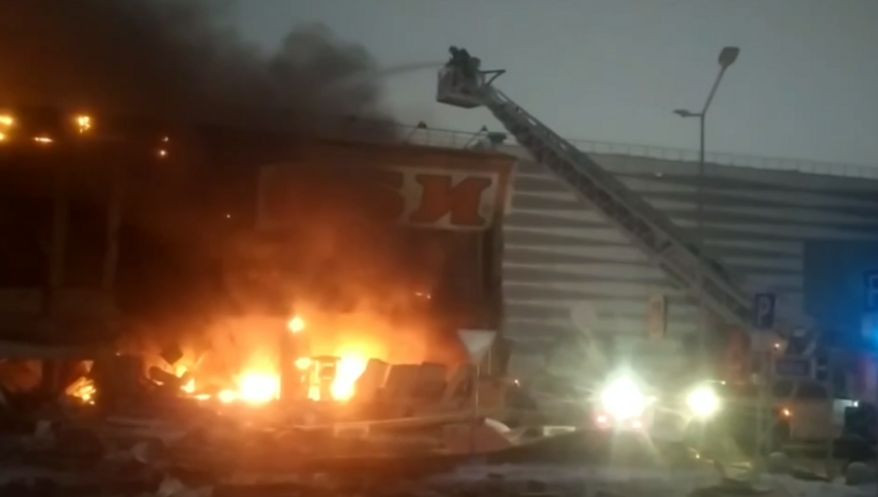 В Москве произошел масштабный пожар в торговом центре, раздаются взрывы: видео