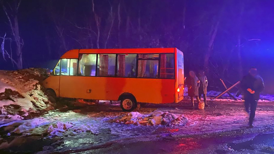 На Черниговщине маршрутный автобус наехал на блок-пост: пострадали пассажиры