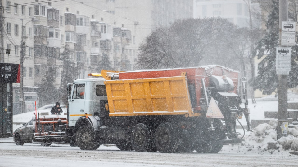 В Киеве сильный снегопад: водителей просят не выезжать без надобности
