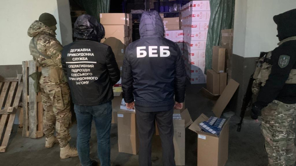 В Одессе пограничники с детективами БЭБ изъяли более четверти миллиона пачек нелегального табака, фото