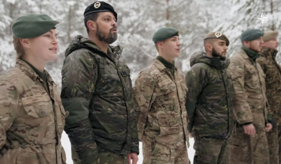 Солдати НАТО заспівали українського «Щедрика» у засніженому лісі Латвії: атмосферне відео
