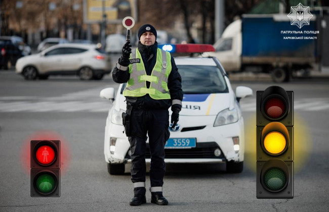 Патрульна поліція на перехрестях: водіям пояснили рухи регулювальника з фото