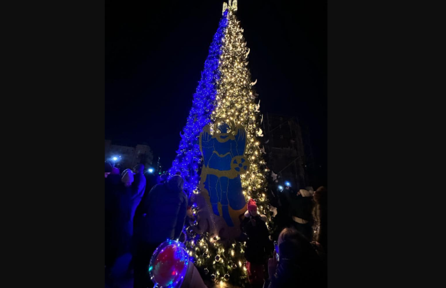 В Киеве зажгли главную елку Украины – фото