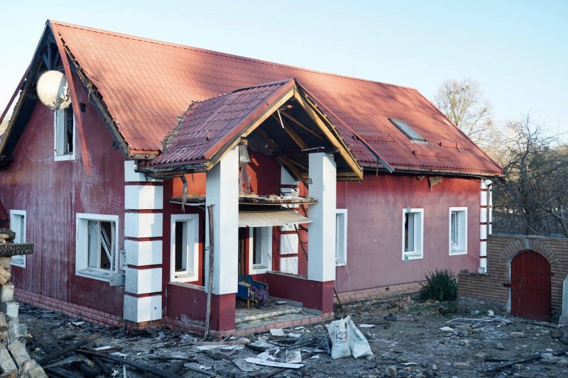 Ворожий дрон пошкодив будинок літньої пари в Київській області, фото