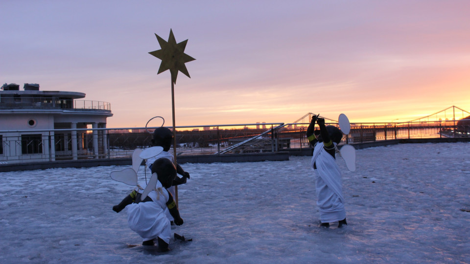 Скульптурки малышей-основателей Киева «переодели» к новогодне-рождественским праздникам, фото