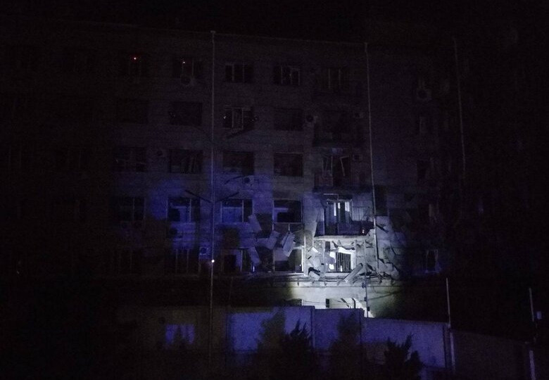 В Киеве в результате атаки дронов повреждена девятиэтажка и админздание, фото
