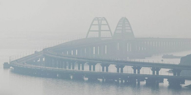 Возле Крымского моста образовались километровые пробки
