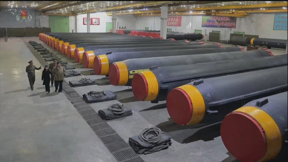Ким Чен Ын провел осмотр склада с баллистическими ракетами вместе дочерью, фото