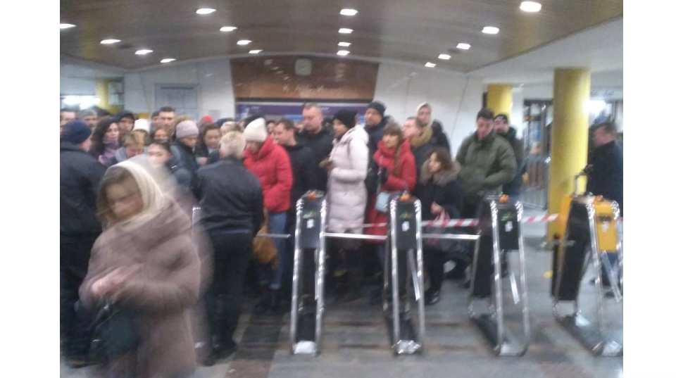 В Киеве произошел коллапс в метро: на станциях собрались огромные очереди, причина и фото