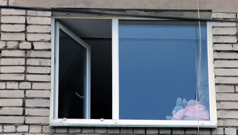 Трагедія у Києві: 16-річний хлопець випав з вікна квартири на 20 поверсі