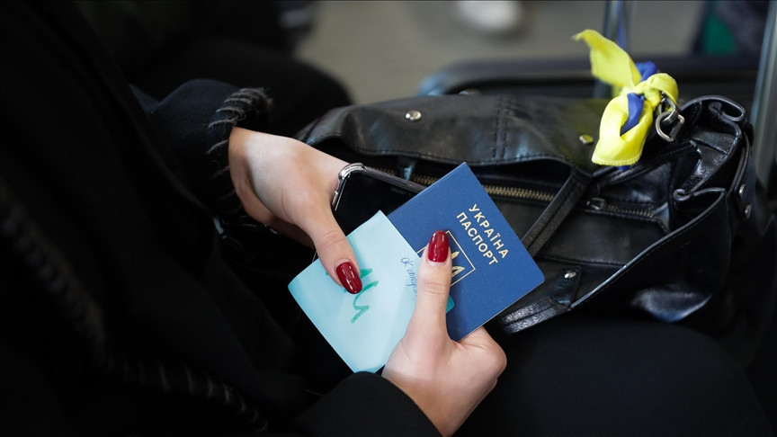 Во Франции украинским беженцам будут выдавать карточки с деньгами: детали