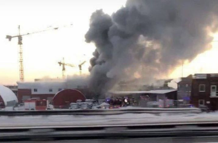 Масштабный пожар в Санкт-Петербурге: горит завод «Беларусь МТЗ», видео