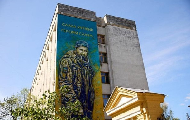 В Киеве появился мурал в честь казненного за слова «Слава Украине» военного Мациевского, фото