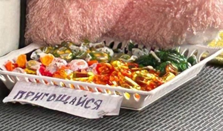 Редкий поступок: в Киеве щедрый водитель маршрутки угощает пассажиров конфетами, фото