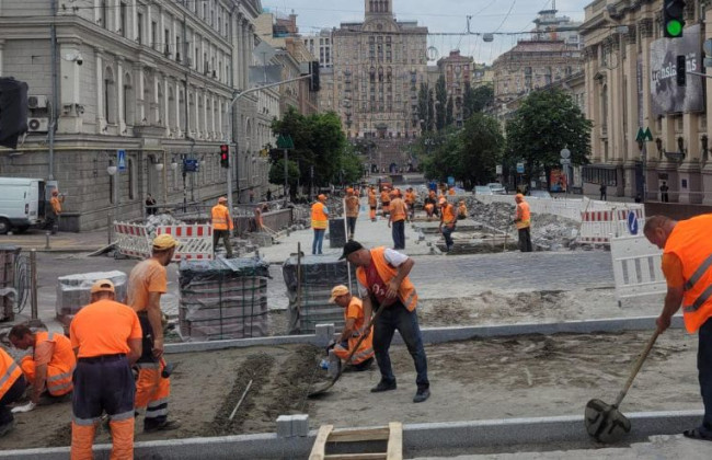 В Киеве возле метро «Театральная» обустраивают наземный переход, фото