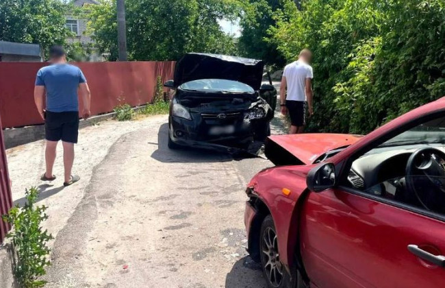 В Киевской области подросток сел за руль и влетел и другое авто, фото