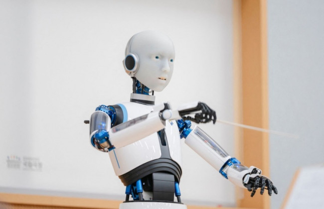 В Южной Корее национальным оркестром впервые дирижировал робот-андроид, фото