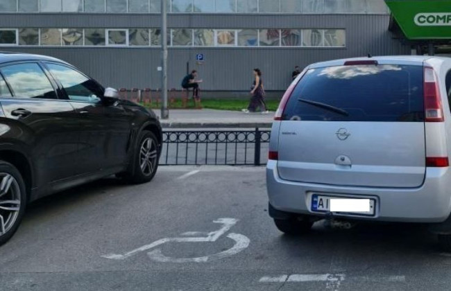 В Киеве заметили дерзкого «героя парковки», фото