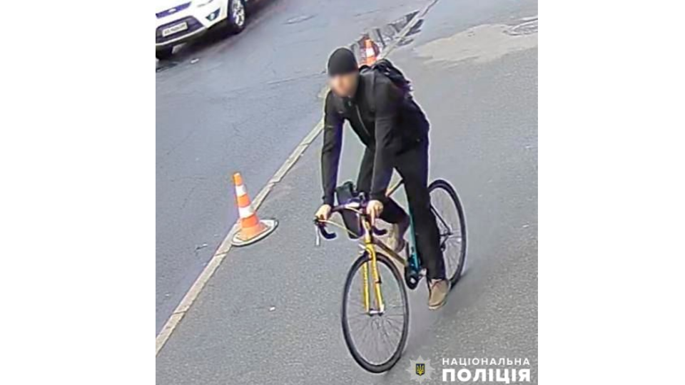 В Подольском районе Киева мужчина на велосипеде обливал прохожих красной краской