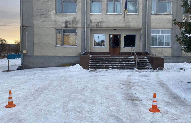 В Тернопольской области неизвестные подорвали двери сельсовета, фото