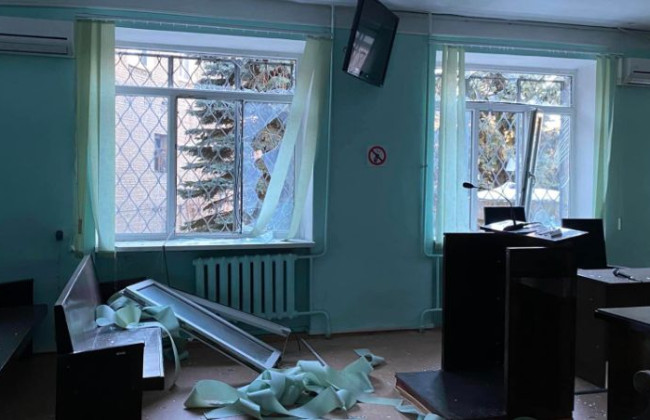 В результате ракетного обстрела Харькова повреждено помещение одного из судов города, фото