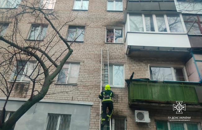 На Днепропетровщине с подоконника квартиры на третьем этаже спасли детей, фото