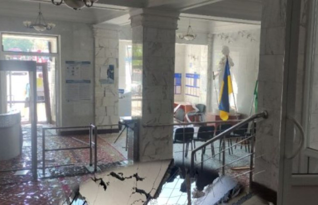 В Донецкой области в результате вражеского обстрела пострадало здание судебного учреждения, фото