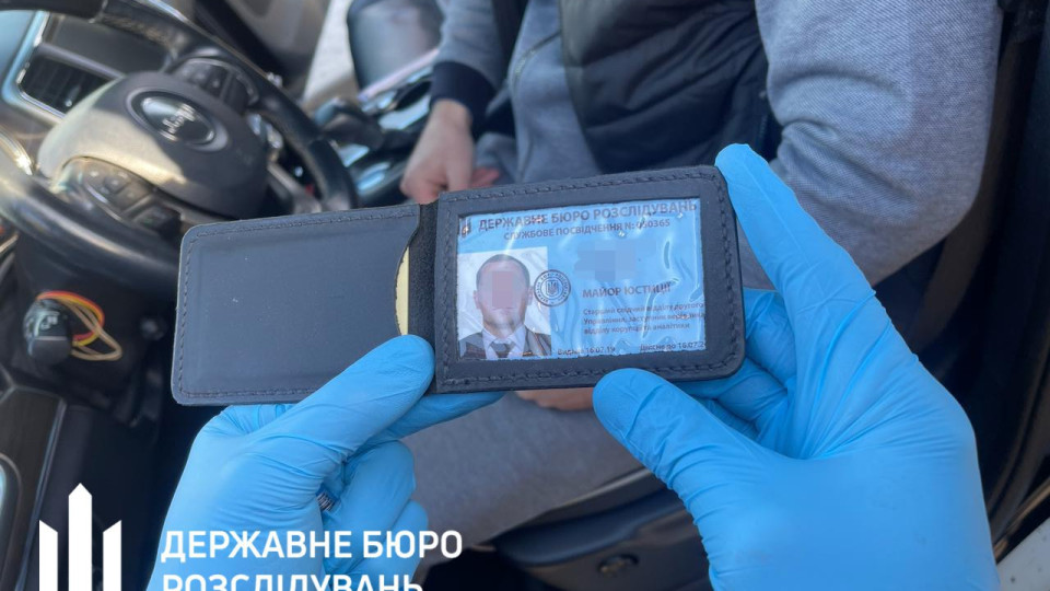 В Киеве разоблачили мужчину, который пользовался липовым удостоверением работника Бюро