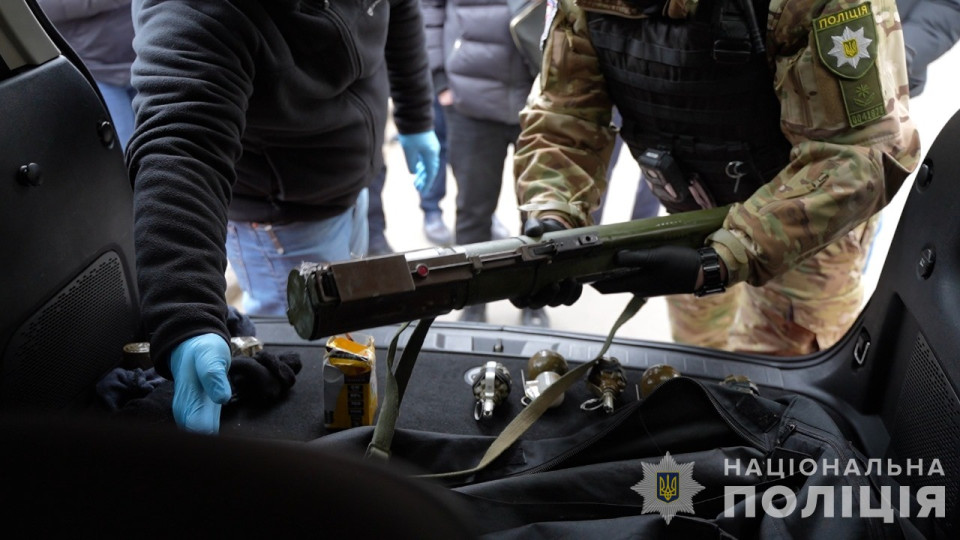 Жителя Житомирщини викрили на збуті автоматів, патронів та гранат у Одесі: фото