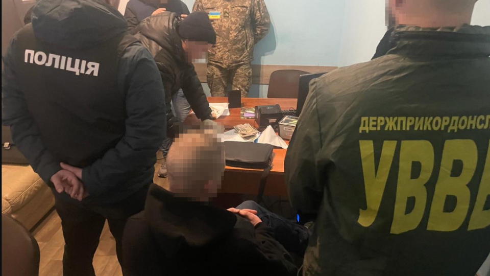 На границе с Польшей задержали мужчину, предлагавшего 500 долларов и 450 евро за беспрепятственный пропуск