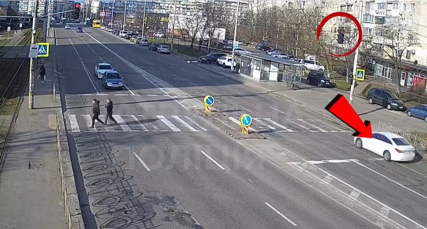 У Києві водій на очах у поліції проїхав на червоний сигнал світлофору: як його покарали, відео