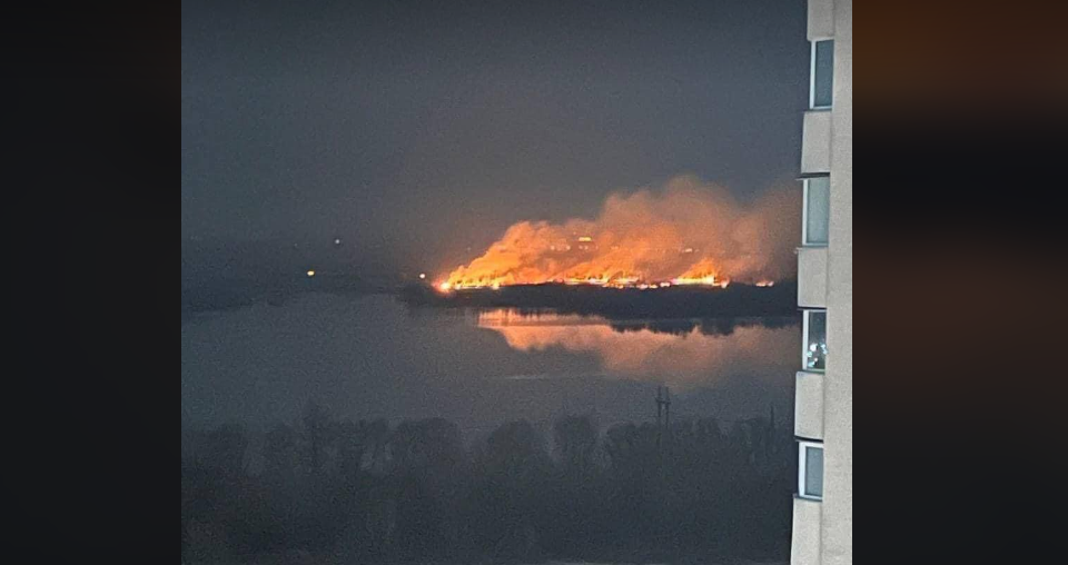 У Києві спалахнула масштабна пожежа на території екопарку «Осокорки»: фото і відео