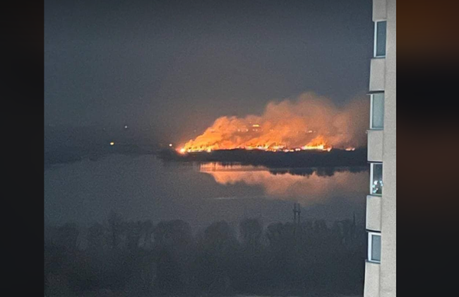 В Киеве вспыхнул масштабный пожар на территории экопарка «Осокорки»: фото и видео