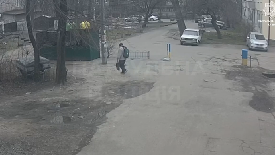 В Киеве задержали поджигателя мусорных баков, видео