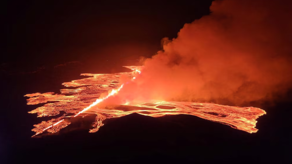 В Исландии четвертый раз за три месяца произошло извержение вулкана: фото и видео