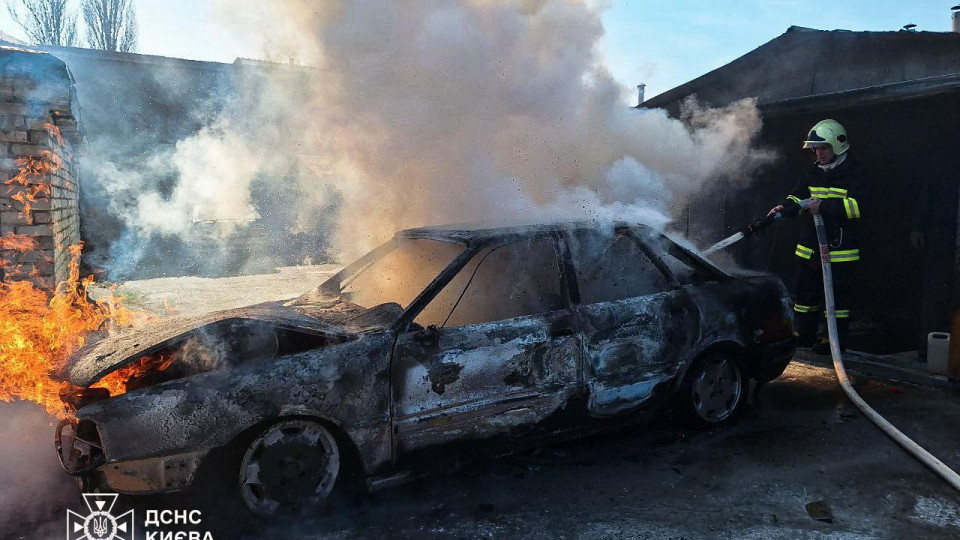 В Оболонському районі столиці спалахнув автомобіль