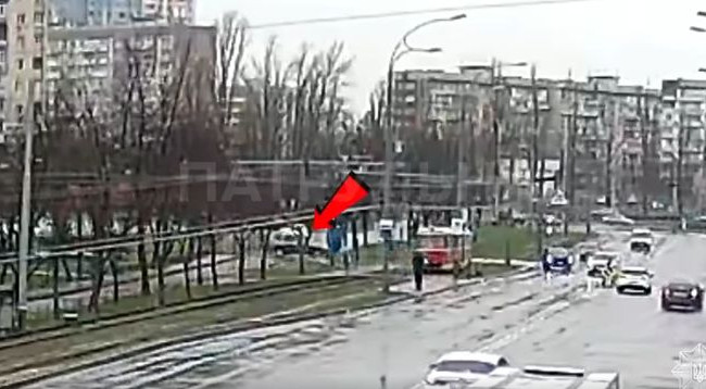 У Києві на Оболоні легковик протаранив трамвай: момент ДТП потрапив на відео