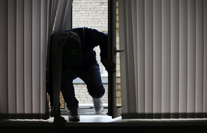 Проник в дом через окно и вынес более 140 тысяч: в Хмельницкой области судили мужчину, который обчистил предпринимателя