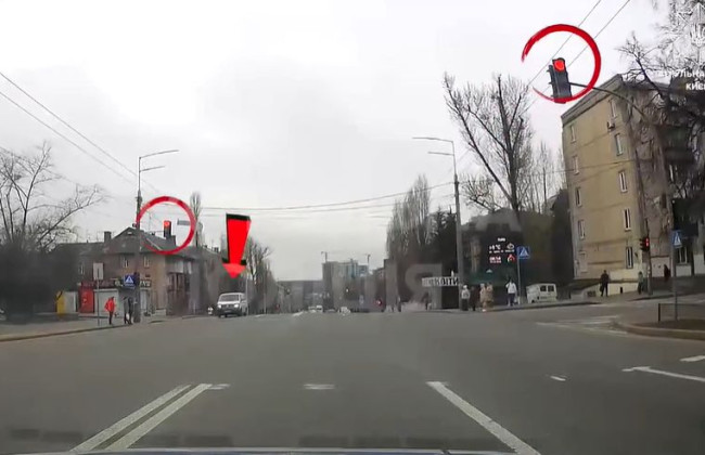 «Пролетів» на червоний сигнал світлофору перед авто поліції: у Києві покарали порушника, відео